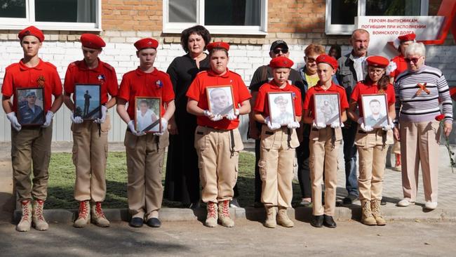 В средней школе №3 торжественно открыли памятную стелу «Звезда»