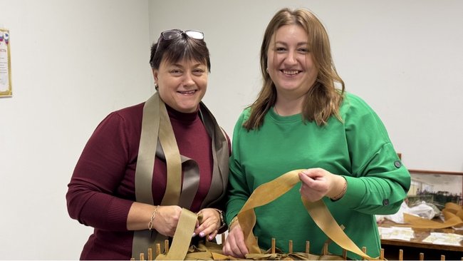 В Красногвардейце продолжают плести маскировочные сети для наших бойцов находящихся в зоне СВО