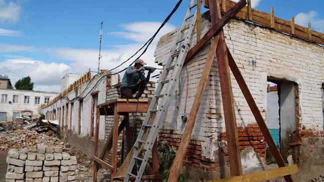 В Бузулуке продолжается восстановление старинного здания на пересечении улиц Чапаева и Рожкова