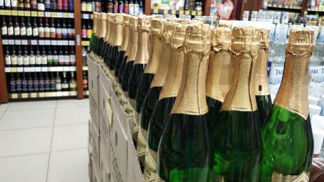 В Бузулуке монтажник перевел мошенникам деньги, да еще купил шампанское и коньяк 