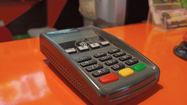 Как могут дважды обмануть на кассе магазина, объяснила эксперт