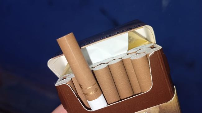 Получить штраф можно даже за курение в квартире