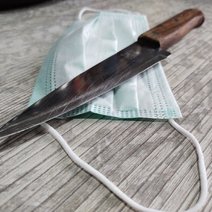 В Бузулукском районе банда в медицинских масках ограбила женщину