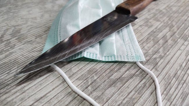 В Бузулукском районе банда в медицинских масках ограбила женщину