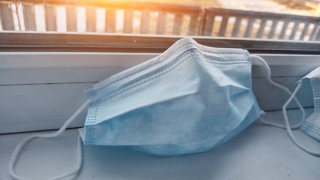 Белой или зелёной? Как же правильно носить маски