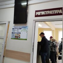 Пациентам больше не придется брать в регистратуре свои медкарты