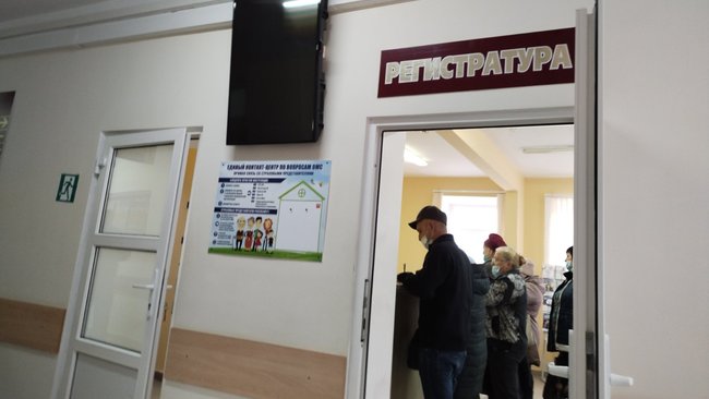 Пациентам больше не придется брать в регистратуре свои медкарты