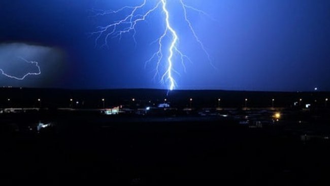 В Оренбуржье гроза. Что делать, если она застала вас в машине? 