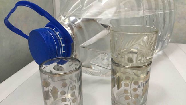 Алкоголь в пятилитровой бутылке унес жизни двоих оренбуржцев, третий - в больнице (18+)