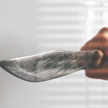 Бузулучанка, приревновав любимого, накинулась с ножом на соперницу