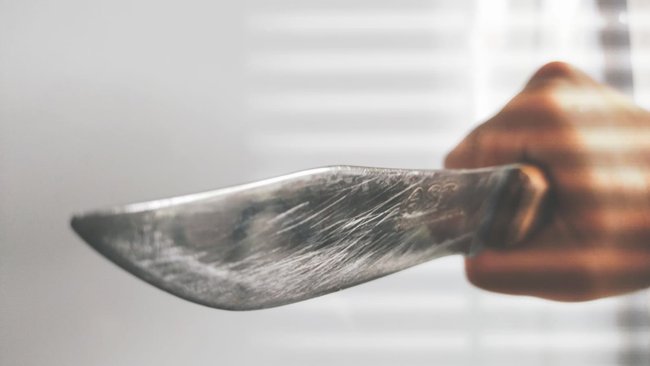 Бузулучанка, приревновав любимого, накинулась с ножом на соперницу