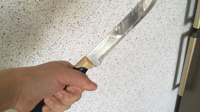 Обстрелянный автомобиль, ножевые ранения и мужчина на простынях: почти 20 000 обращений за неделю