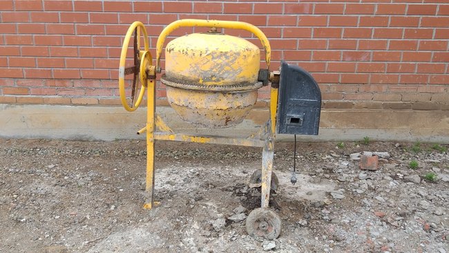 Оно того не стоило: бузулучанин зря тащил на себе украденную бетономешалку