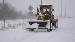 Коммунальные службы в усиленном режиме устраняют последствия снегопада