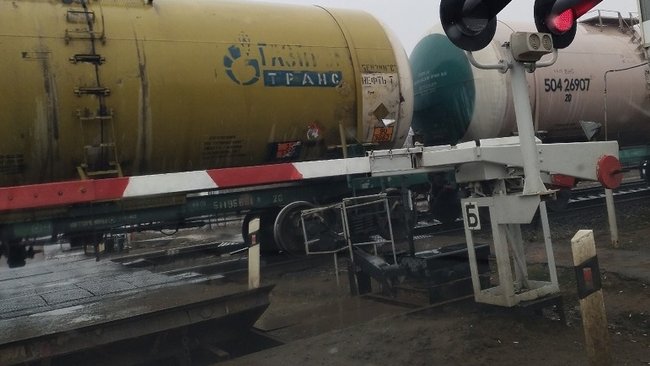 В Бузулуке шофер въехал в барьеры железнодорожного переезда, поспешив на 