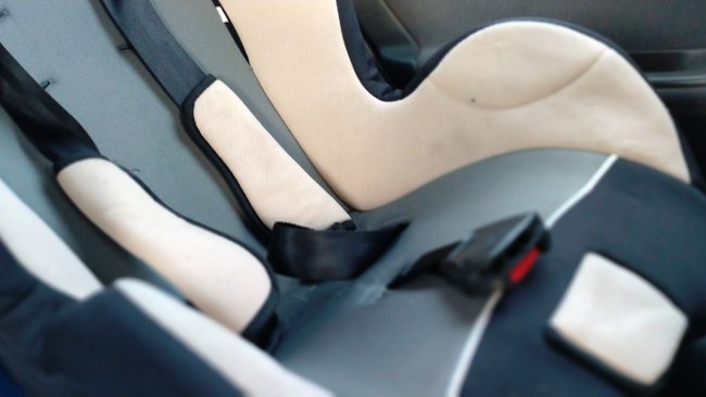 В Оренбуржье мать случайно закрыла ребенка в машине вместе с ключами