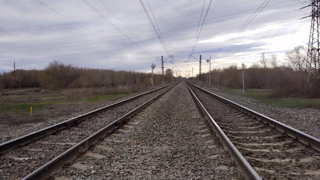 Почему нельзя класть камни на рельсы, пояснили в РЖД