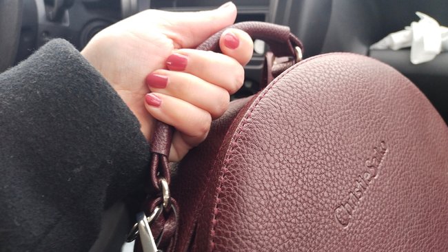 Женщина, украв сумку, хотела воспользоваться чужой картой, но у нее ничего не вышло