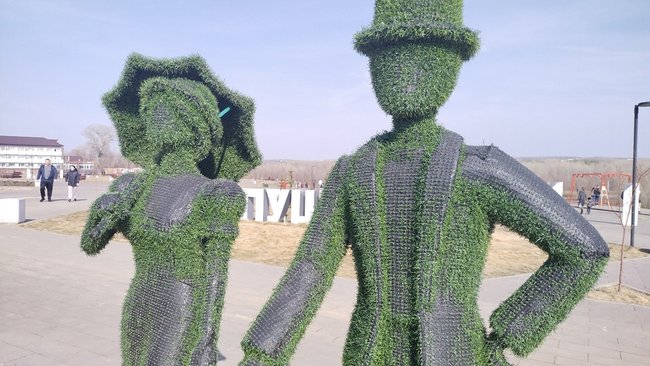 В бузулукском парке имени Пушкина в одном месте меняют брусчатку, в другом - поливают ее