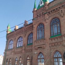 Одно из красивейших зданий Бузулука ожидает капремонта окон 