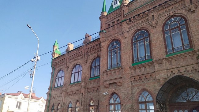 Одно из красивейших зданий Бузулука ожидает капремонта окон 