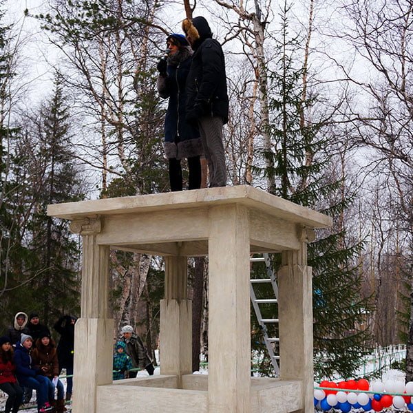 Поэтический памятник. Поэтическая табуретка Мончегорск. Мончегорск памятник табуретке. Поэтическая табуретка в библиотеке. Красивые фото поэтическая табуретка в Мончегорске.