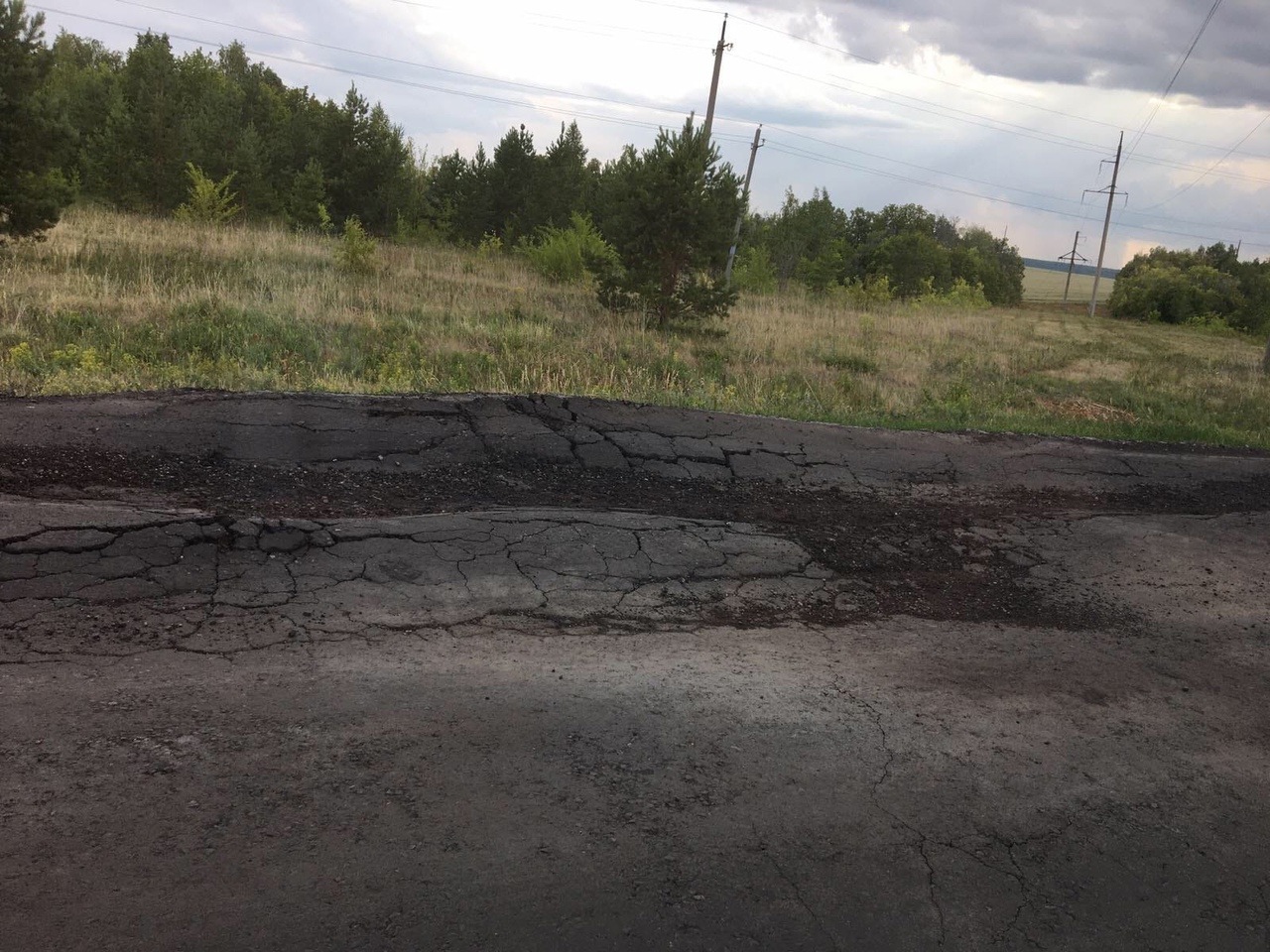 Трасса бузулук. Разбитая дорога. Дороги у подъезда. Село Державино Бузулукского района 2021 год. Оренбургская область Бузулукский район поселок Нефтяник.