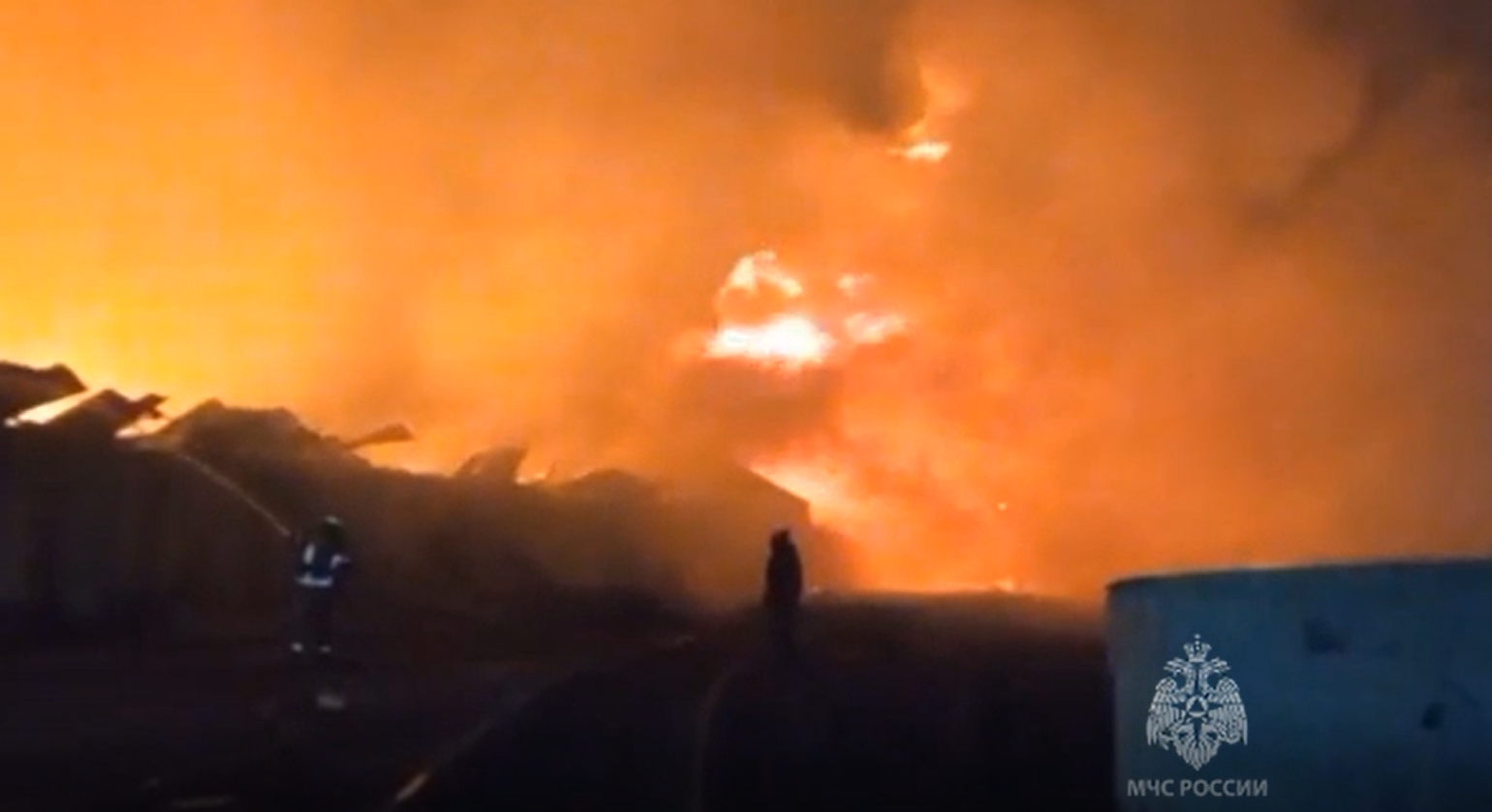 Огонь и лед: хроники драконов (2008). Игра престолов дейнерис в огне. Планета крематорий из фильма хроники риддика. Пожар сегодня ночью. Воин с огненным мечом.