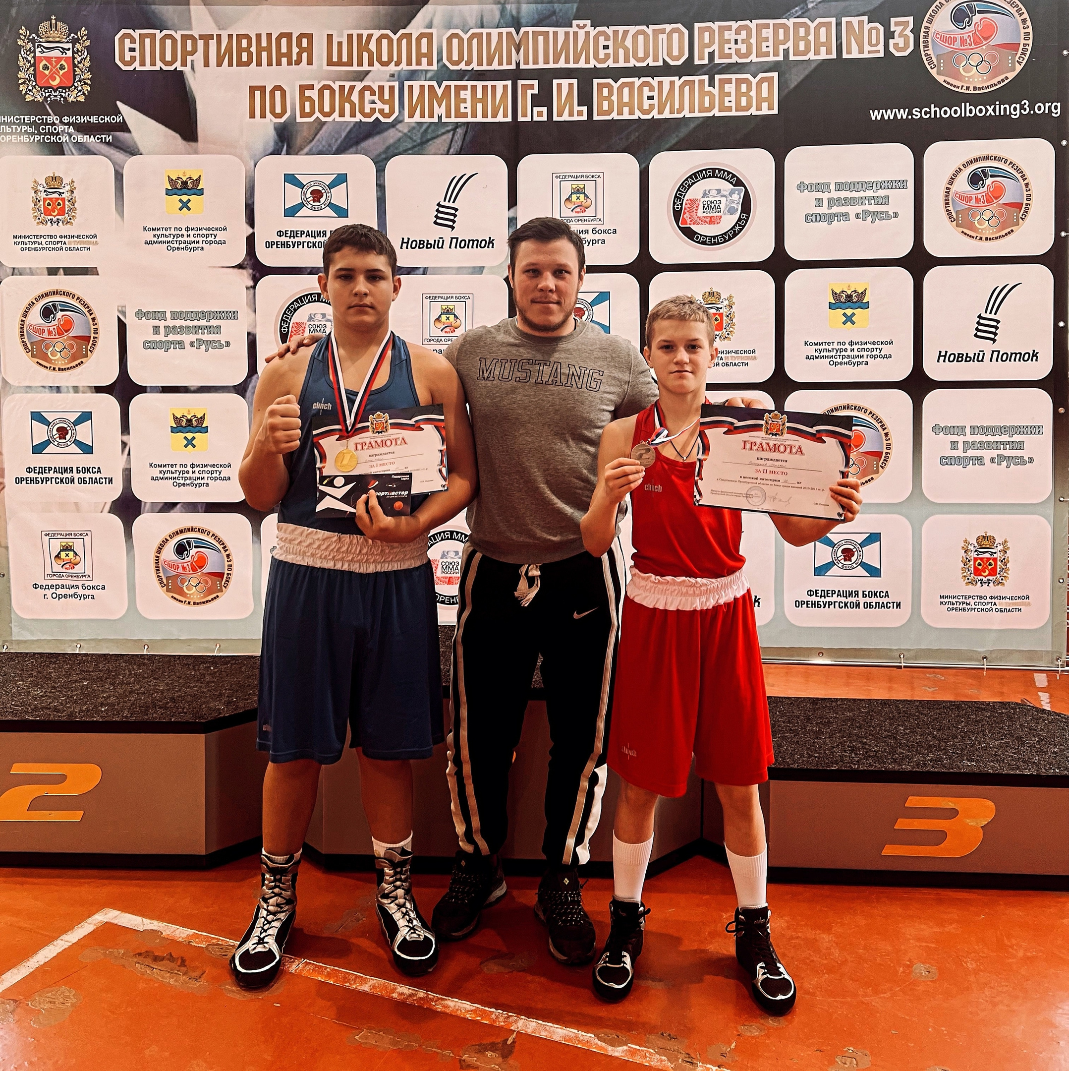 Картинки вызывающие чувство дежавю. Люди на скамейке в парке. Москва прошлое и настоящее. Ноутбук asus vivobook max x541nc. Прошлое и будущее.